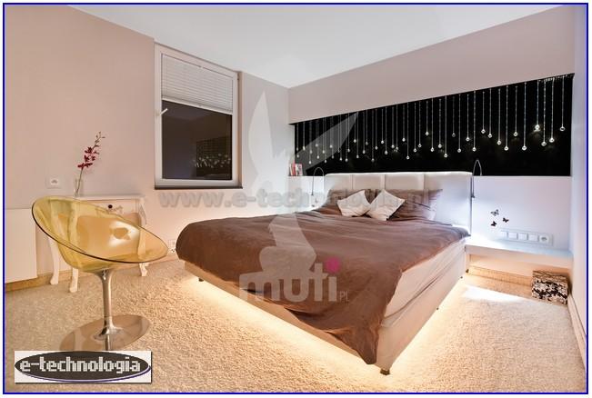 oświetlenie sypialni LED gwieździste niebo podświetlana sypialnia