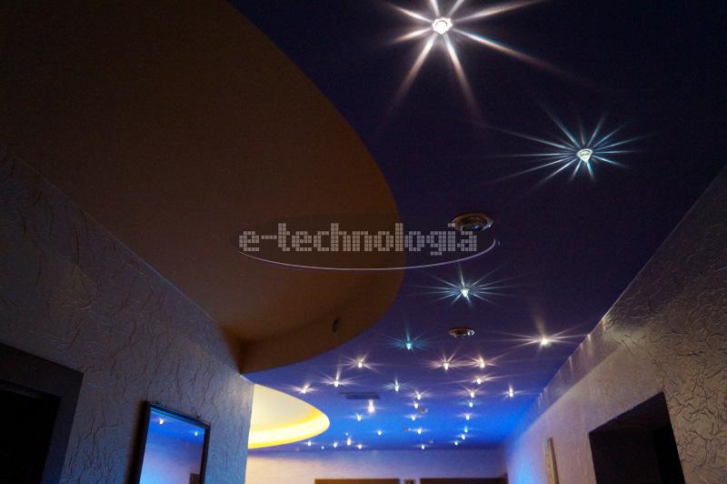 oświetlenie LED salonu i gwieździste niebo nowoczesne wnetrze domu krysztalowe gwiazdy e-technologia