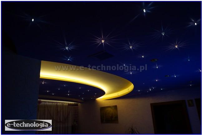 oświetlenie LED salonu i gwieździste niebo pomysł na salon