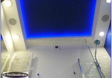 Paski LED na suficie napinanym montaż  w kuchni